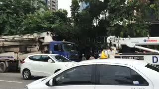  Truk Kontruksi Ditinggal di Pinggir Jalan Bikin Macet Menggila