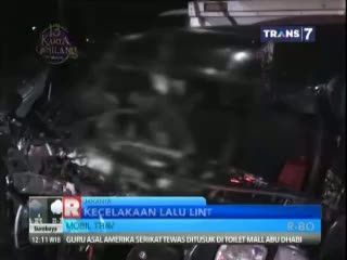 Mobil Travel Tabrak Truk, Sopir Terjepit Kendaraan