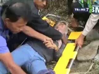 Disenggol Truk, Dua Mahasiswi Pemotor Ini Terjun ke Sawah
