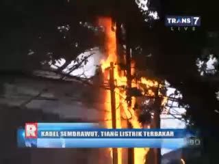 Kabel Semrawut, Tiang Listrik Terbakar