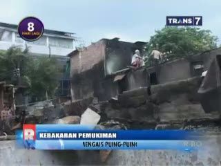 Korban Mengais Puing Sisa Kebakaran