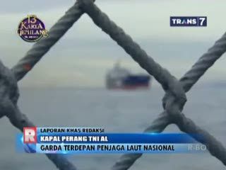 Berlayar di Kapal Perang   