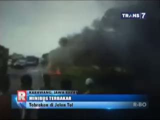 Minibus Terbakar Usai Menabrak Bagian Belakang Truk