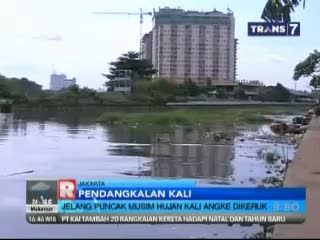 Jelang Puncak Musim Hujan Kali Angke Dikeruk