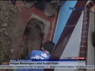 Petugas Bongkar Lantai Rumah Pelaku Penganiayaan Terhadap PRT