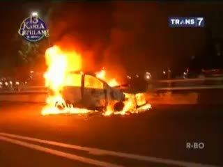 Minibus Terbakar di Jalan Tol Dalam Kota