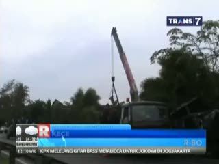Porsche Kuning Tabrak Truk, Pria Muda Tewas