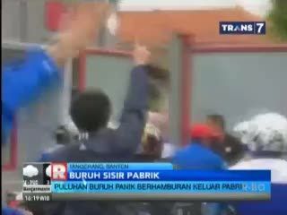 Ratusan Buruh Blokir Pintu Tol Cibitung