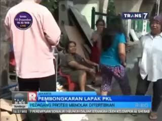 PKL Protes Menolak Ditertibkan 