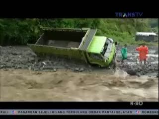 Truk Pengangkut Pasir Terseret Banjir Lahar Dingin