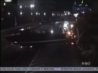 Kapal TNI Nyangkut di Jembatan Penyeberangan 