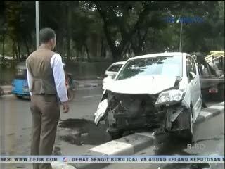 Sopir Panik, Minibus Tabrak Separator Busway