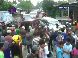 Mobil Pengantin Baru dan Rombongan Bertabrakan, 4 Tewas