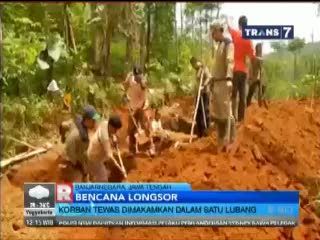 Korban Tewas Tanah Longsor Dimakamkan dalam Satu Lubang