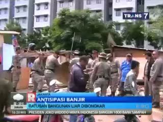 Peti Kemas yang Dijadikan Rumah Dibongkar Petugas Satpol PP