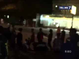 Video Amatir: Anggota Geng Motor Adu Jotos di Jalanan