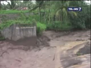 Begini Penampakan Saat Puncak Semeru Muntahkan Lahar Dingin