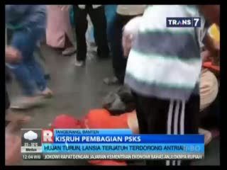 Kisruh Pembagian PSKS, Lansia Terjatuh dan Terinjak-injak