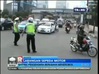 Pengendara Motor Nekat Menerobos Meski ada Larangan Lintasi Thamrin dan HI