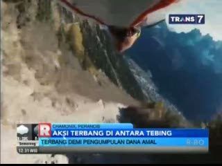 Aksi Terbang di Antara Tebing Demi Pengumpulan Dana Amal
