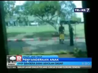 Pria Sandera Siswi SD di Gresik