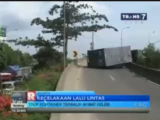 Truk Kontainer Terbalik di Jalan Tol