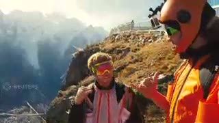 Sukses Tos di Udara, Duo Penerbang Wingsuit Galang Dana Untuk Warga Ethiopia
