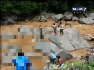 Terseret Arus Sejauh 10 Kilometer, Evakuasi Korban Longsor Berlangsung Dramatis