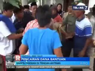 Perempuan Pingsan di Tengah Antrean Bansos  