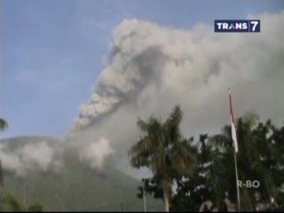 Gunung Gamalama Erupsi