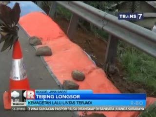 Tebing Longsor 10 Meter di Gadog Perparah Kemacetan di Puncak