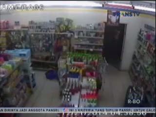 Penampakan Perampokan Mini Market di CCTV