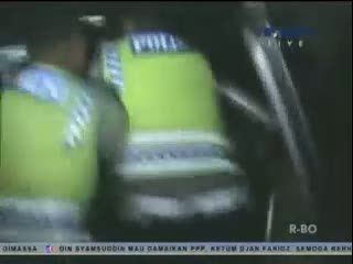 Aksi 2 Polisi Menangkap Pencuri Mobil