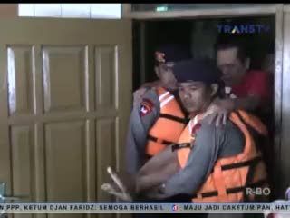 Seorang Bapak yang Sakit Dievakuasi dari Kepungan Banjir di Bandung