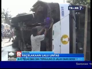 Bus Pecah Ban dan Terguling di Daan Mogot, Sopir Tewas Tergencet