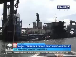 Kapal Terbakar Dekat Pantai Indah Kapuk