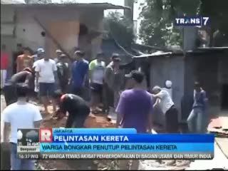 Warga Rawa Buaya Bongkar Penutup Perlintasan Kereta