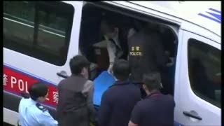 Jutaan Dollar Tercecer di Jalanan Hong Kong, Petugas Kelabakan