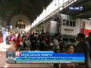 Kereta Keluar Jalur Tabrak Kursi Peron Penumpang