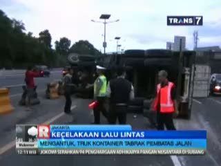 Truk Kontainer Tabrak Pembatas Jalan Hingga Terbalik