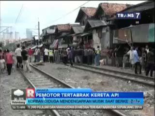 Asik Dengarkan Musik dari HP, Pemotor Tewas Tertabrak KA
