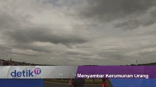 Pendaratan F-16 Hampir Menyambar Kerumunan Orang