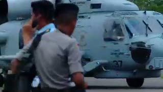 Helikopter Seahawk Amerika Turunkan 4 Jenazah AirAsia