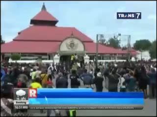 Warga Berebut Gunungan Maulid Nabi untuk Mendapatkan Berkah