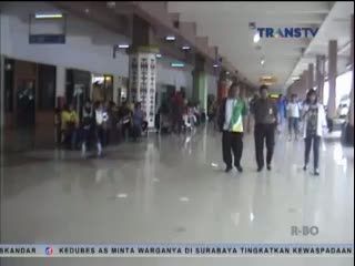 Sejumlah Penumpang Menumpuk di Bandara