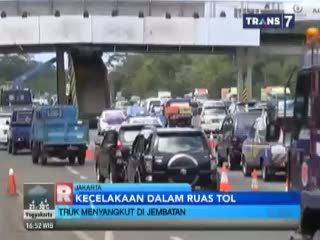 Truk Nyangkut di Jembatan