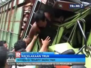 Kecelakaan, Pengemudi Terjepit Badan Truk