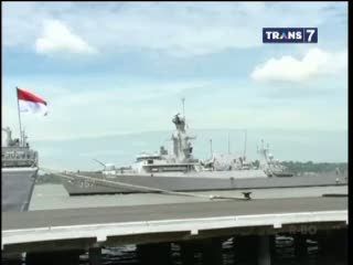 KRI Bung Tomo Membawa Serpihan Pesawat