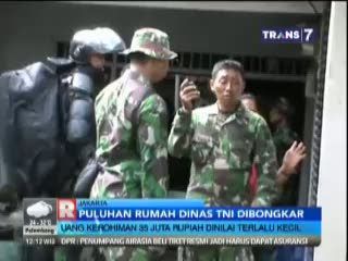 Ratusan Petugas Amankan Pembongkaran Puluhan Rumah Dinas TNI