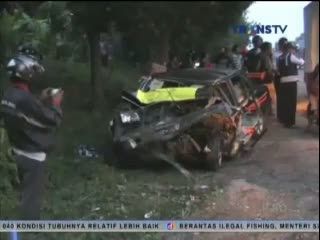 Tabrakan Maut Sedan Vs Pick Up